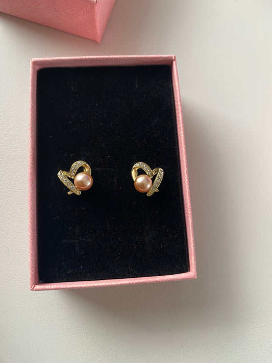 simple heart-shaped pearl earrings